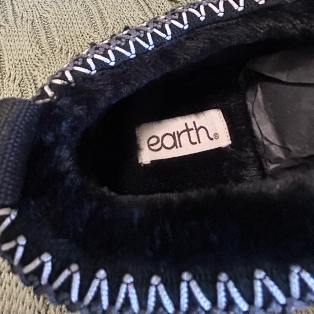 Earth Cozy Black Sherpa Slip-On Slippers - Picture 6 of 7